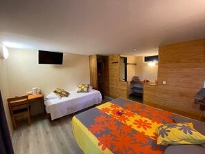 Superior driepersoonskamer | Select Comfort-bedden, een minibar, individueel gedecoreerd