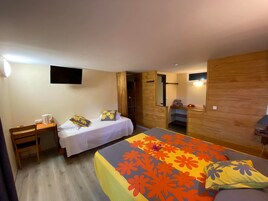 Quarto triplo superior | Camas Select Comfort, frigobar, cortinas blackout, Wi-Fi de cortesia