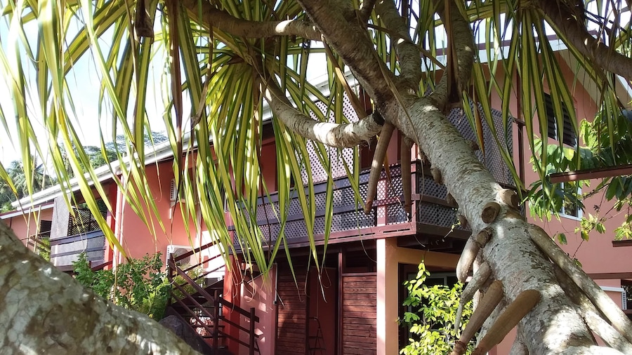 Bora Bora Holiday's Lodge and Villa