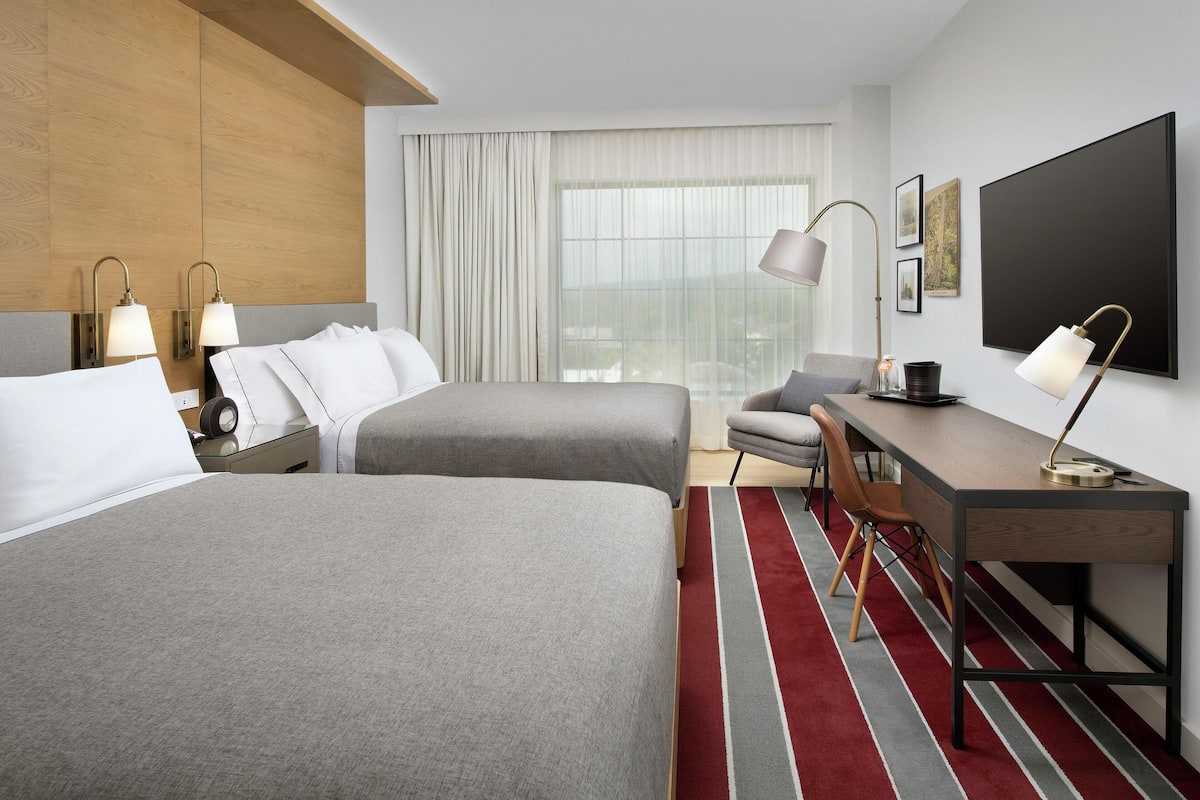 Coffres-forts dans les chambres, bureau, fer et planche à repasser