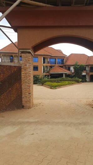 Property grounds - Jokas Hotel  Kampala (Kampala)