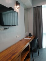 Een douche, gratis toiletartikelen, een bidet, handdoeken