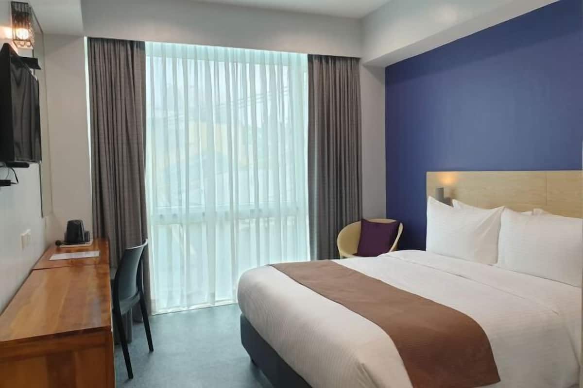 In-room safe, free WiFi, bed sheets