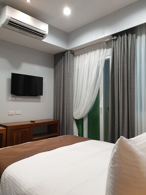 In-room safe, free WiFi, bed sheets - Leez Inn Makati (Makati)