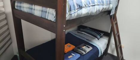 4 室のベッドルーム、セーフティボックス (室内)、アイロン / アイロン台、WiFi (無料)