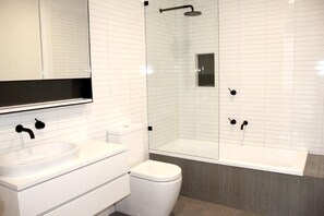 Family House, 3 Bedrooms | Bathroom | Combined shower/tub, free toiletries, hair dryer, towels - Peaceful 3 BDR in the Heart of Carlton (Carlton)