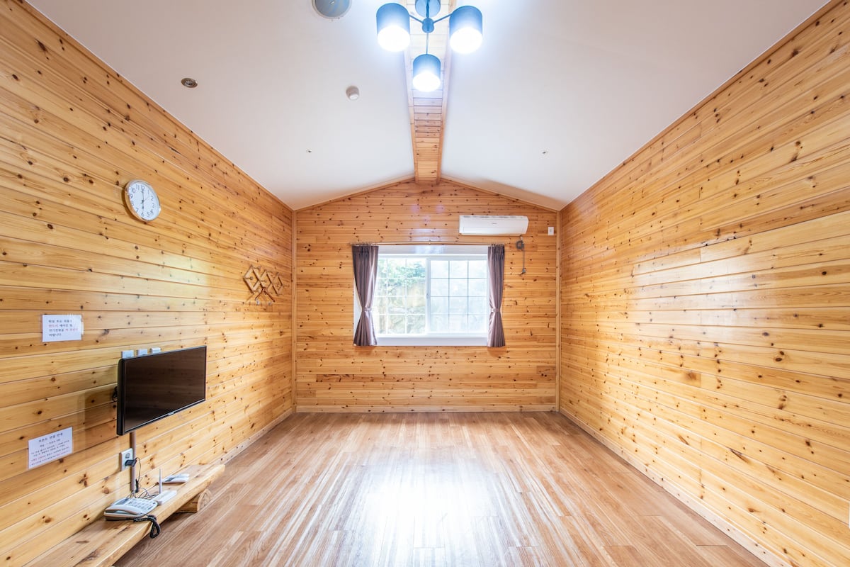 Traditional Room (Ondol) | Blackout drapes, free WiFi