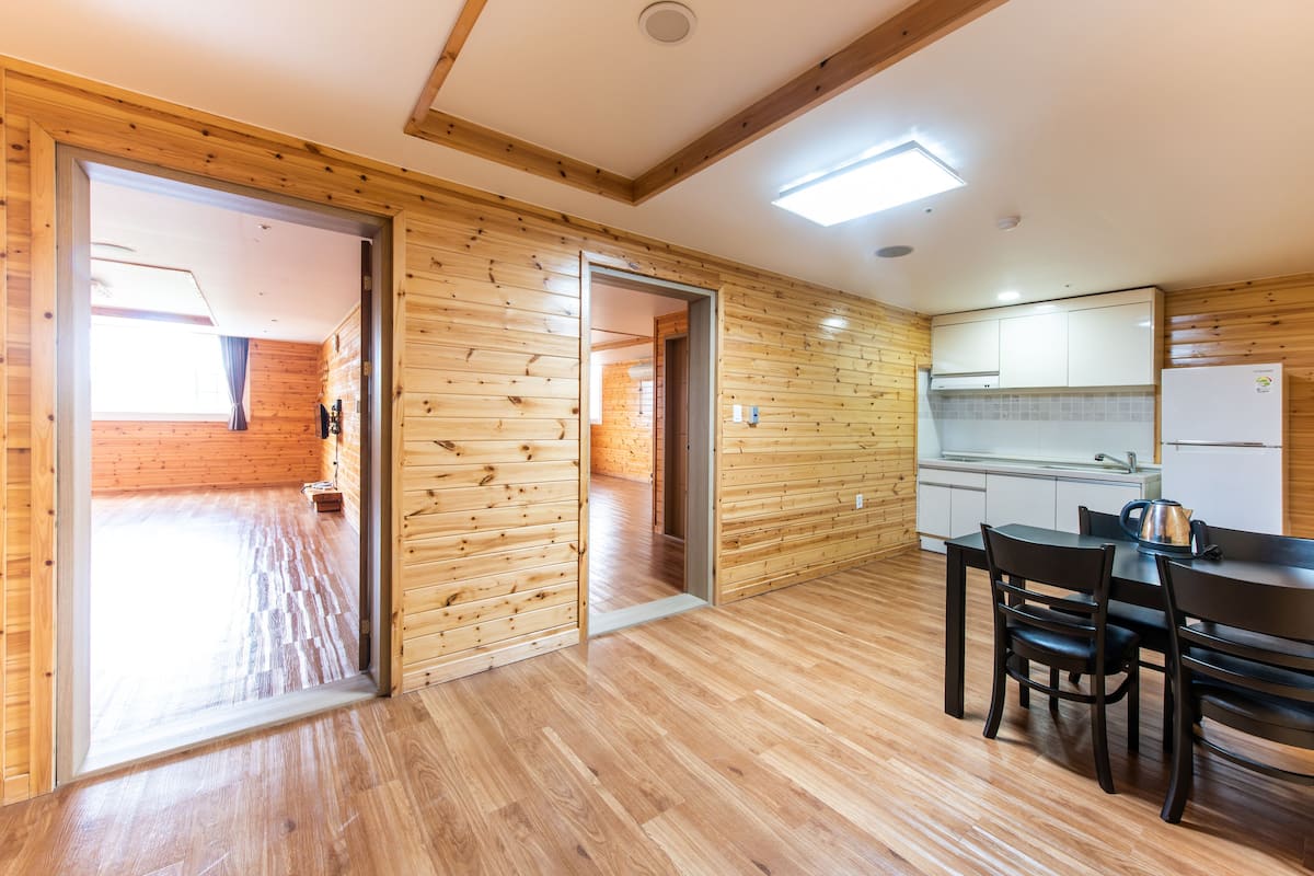 Room (Ondol, Group) | Blackout drapes, free WiFi