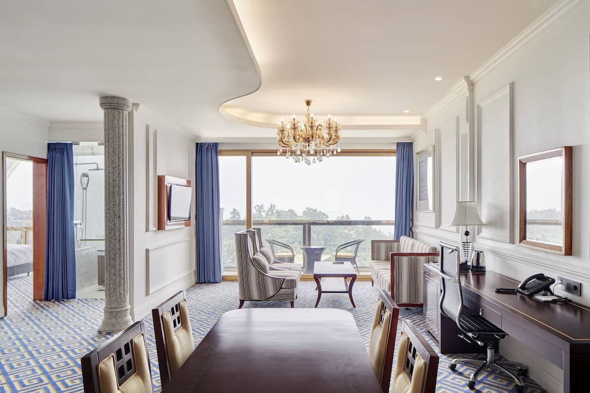 Royal suite, Meerdere bedden, bubbelbad, uitzicht op zee | Woonruimte | Een 40-inch flatscreentelevisie met kabelzenders, Netflix en speelgoed