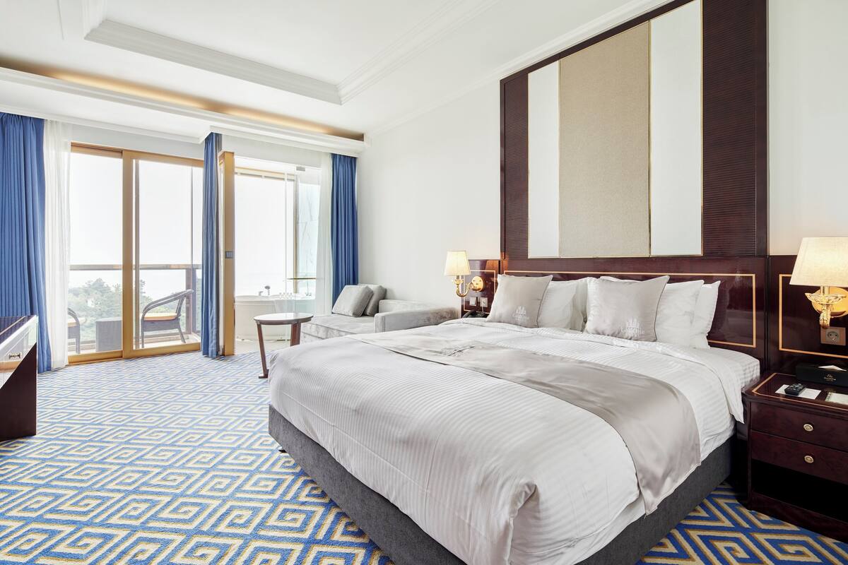 Kamer, 1 kingsize bed met slaapbank, bubbelbad, uitzicht op zee | 1 slaapkamer, lakens van Egyptisch katoen, luxe beddengoed, donsdekens