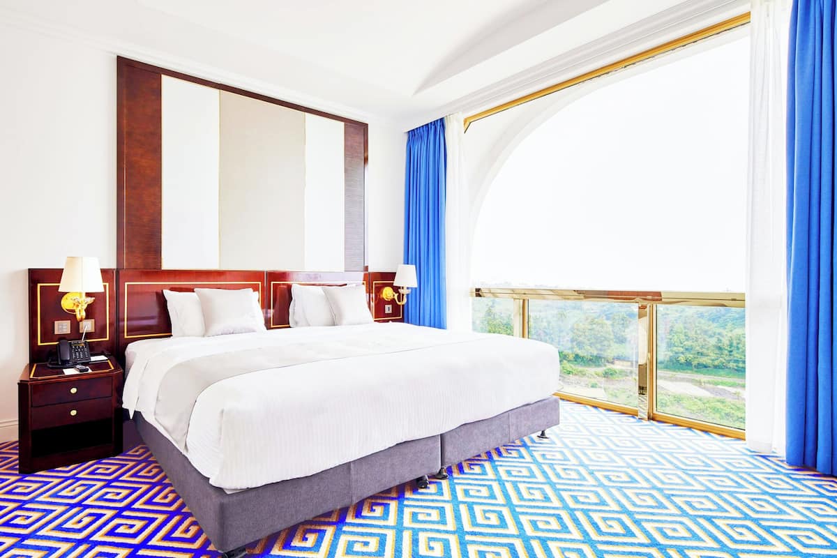 Suite Royal, varias camas, hidromasaje, vista al océano | Sábanas de algodón egipcio, ropa de cama de alta calidad y edredón