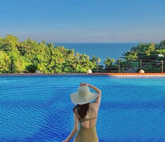 Una piscina al aire libre, camas de piscina gratis, sombrillas