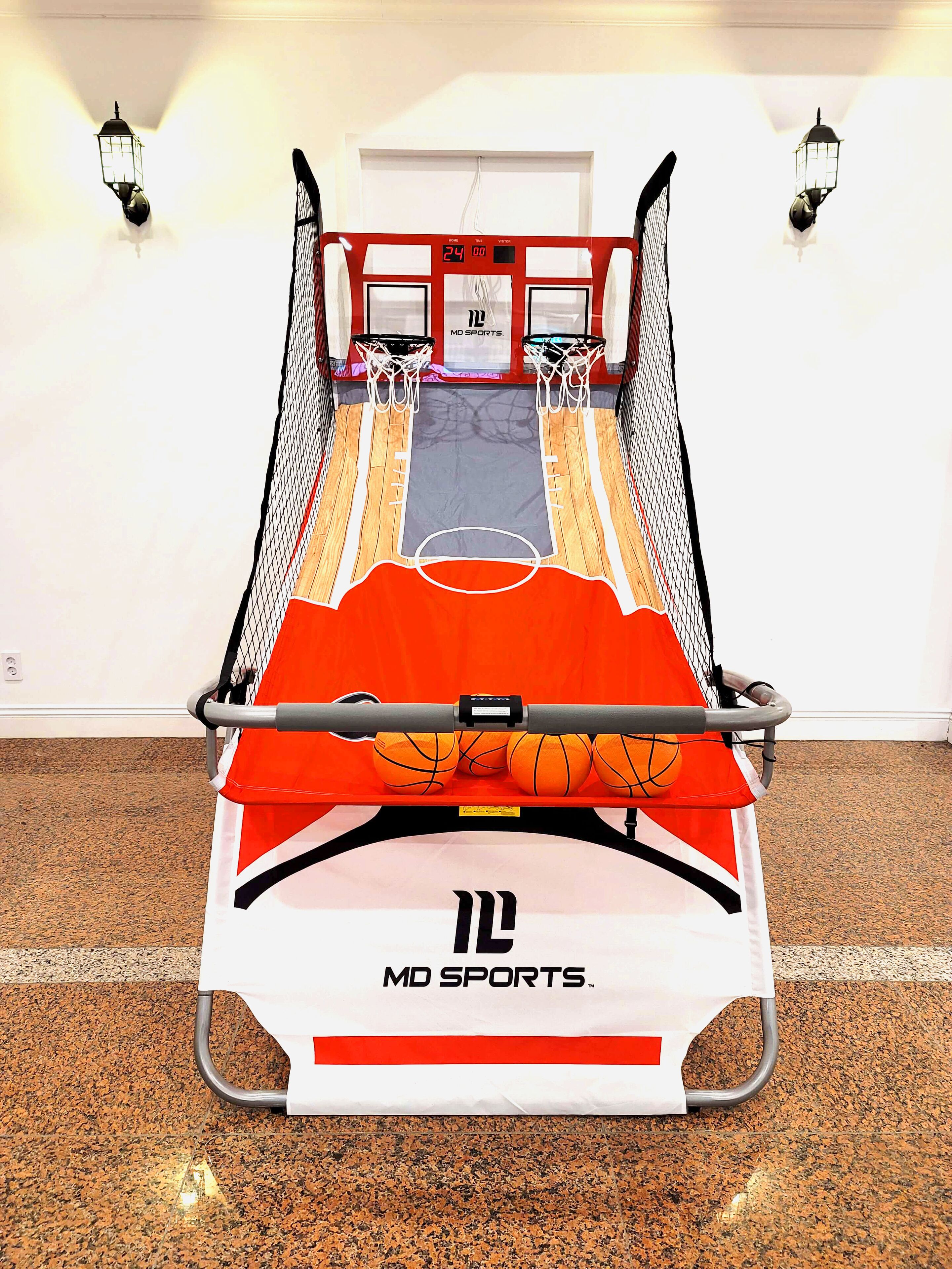 En basketballbane med to kurve, en pointtavle og en digital timer.