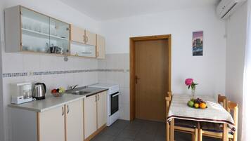 Refrigerador, parrilla de estufa y cafetera y tetera