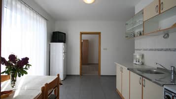 Frigorífico, placa de cocina, cafetera o tetera y utensilios de cocina