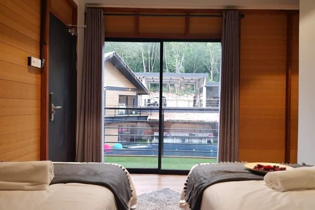Deluxe King Pool View