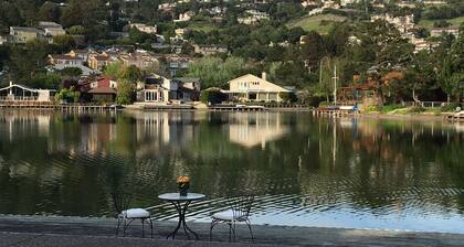 Un nivel de mediados de siglo casa de la orilla de la laguna de Belvedere. Alquiler de verano