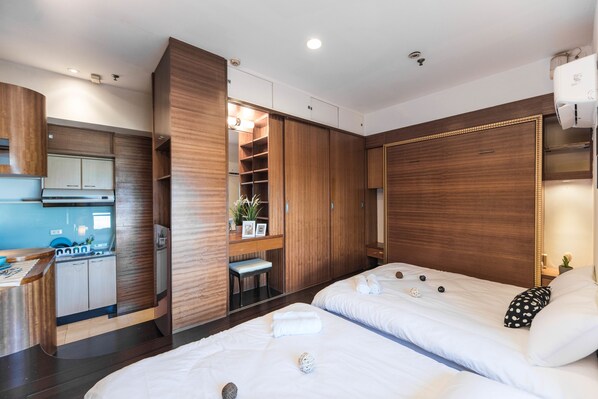 Habitación cuádruple, balcón | Escritorio, wifi gratis y ropa de cama 