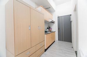 Quarto quádruplo superior, sacada, vista para o pátio | Escrivaninha, Wi-Fi de cortesia, roupa de cama
