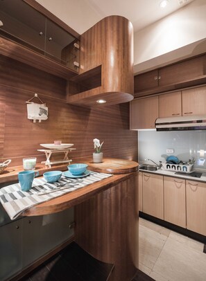 Habitación cuádruple, balcón | Escritorio, wifi gratis y ropa de cama 