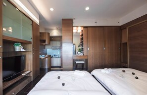 Vierbettzimmer, Balkon | Schreibtisch, kostenloses WLAN, Bettwäsche