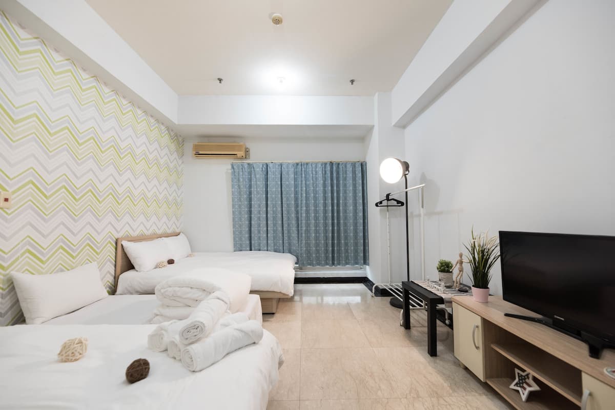 Quadruple Room, Balcony, Courtyard View | Desk, WiFi (free), bed sheets