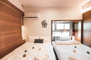 Vierbettzimmer, Balkon | Schreibtisch, kostenloses WLAN, Bettwäsche