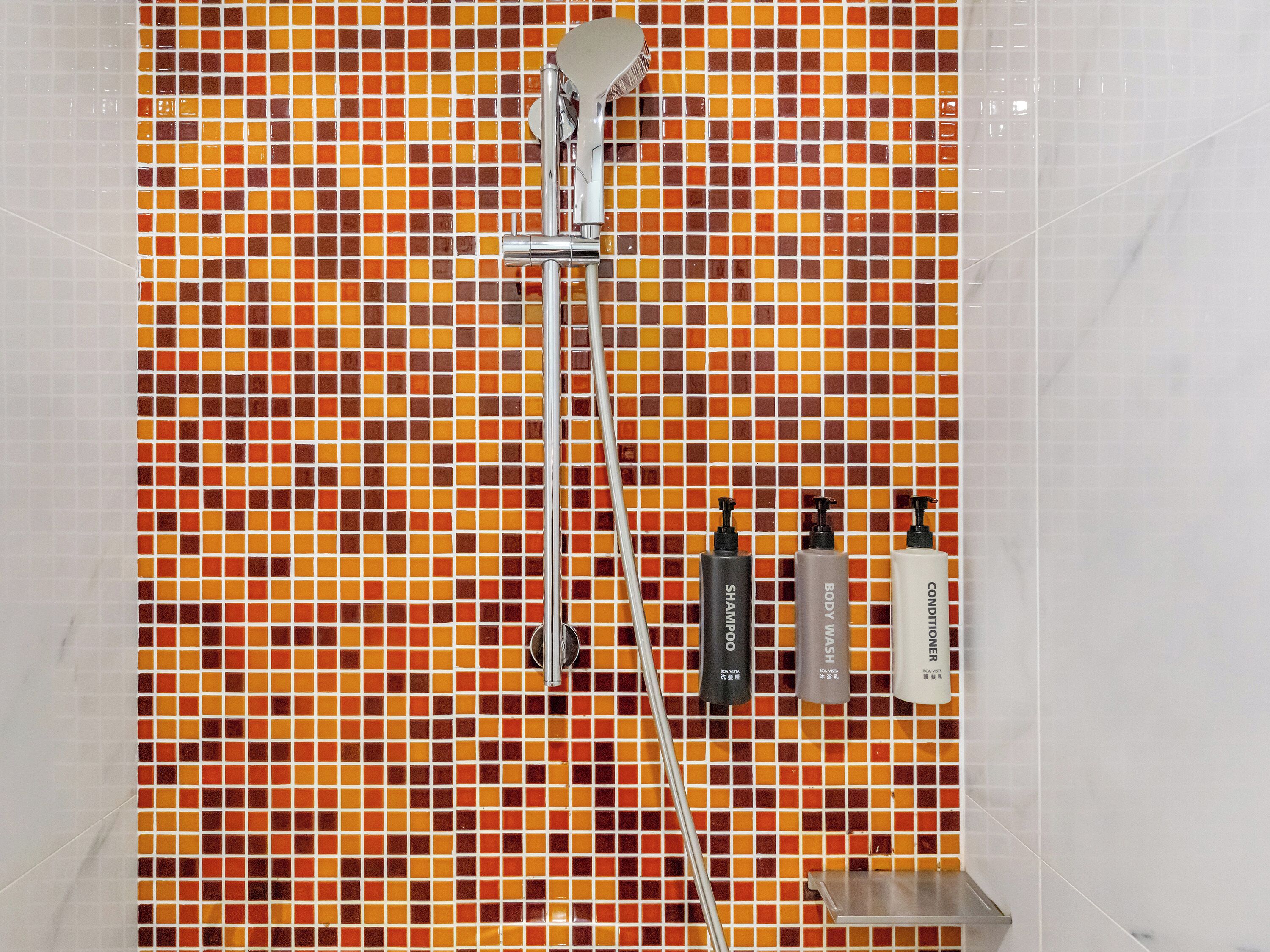 Habitación doble clásica | Baño | Secadora de cabello, toallas, shampoo, papel de baño 