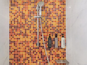 Classic Double Room | Bathroom | Hair dryer, towels, shampoo, toilet paper - CHECK inn New Taipei LuZhou (New Taipei City)