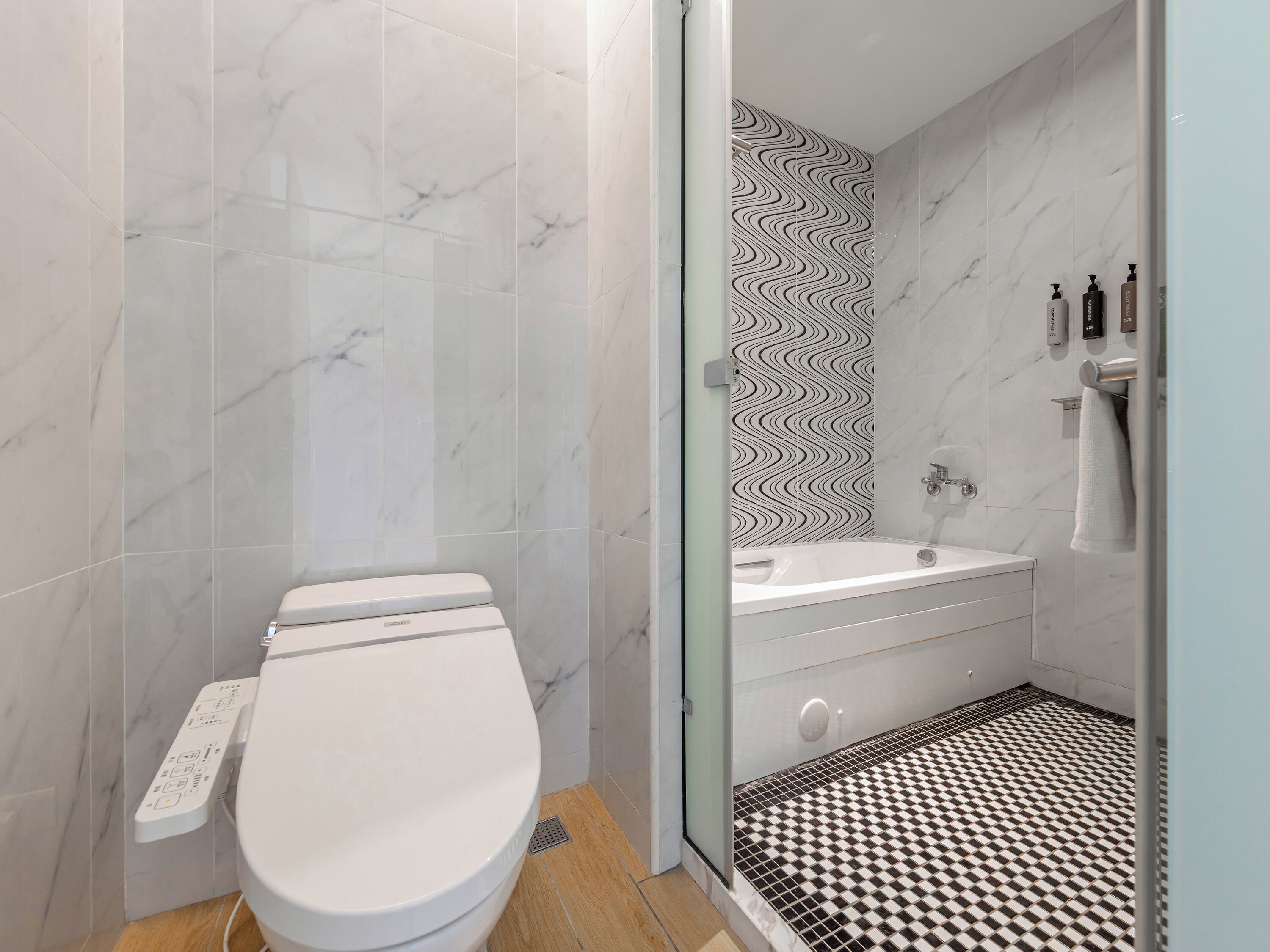 Un baño moderno con inodoro, ducha y lavamanos.