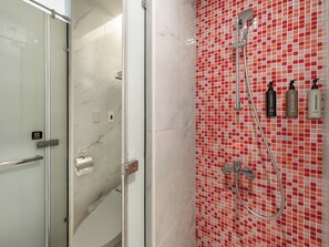 Superior Double Room | Bathroom | Hair dryer, towels, shampoo, toilet paper - CHECK inn New Taipei LuZhou (New Taipei City)