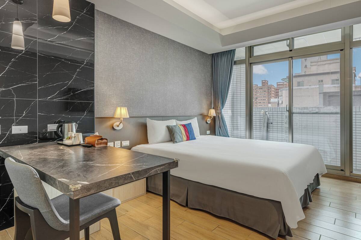 Superior Double Room | 1 bedroom, in-room safe, desk, free WiFi