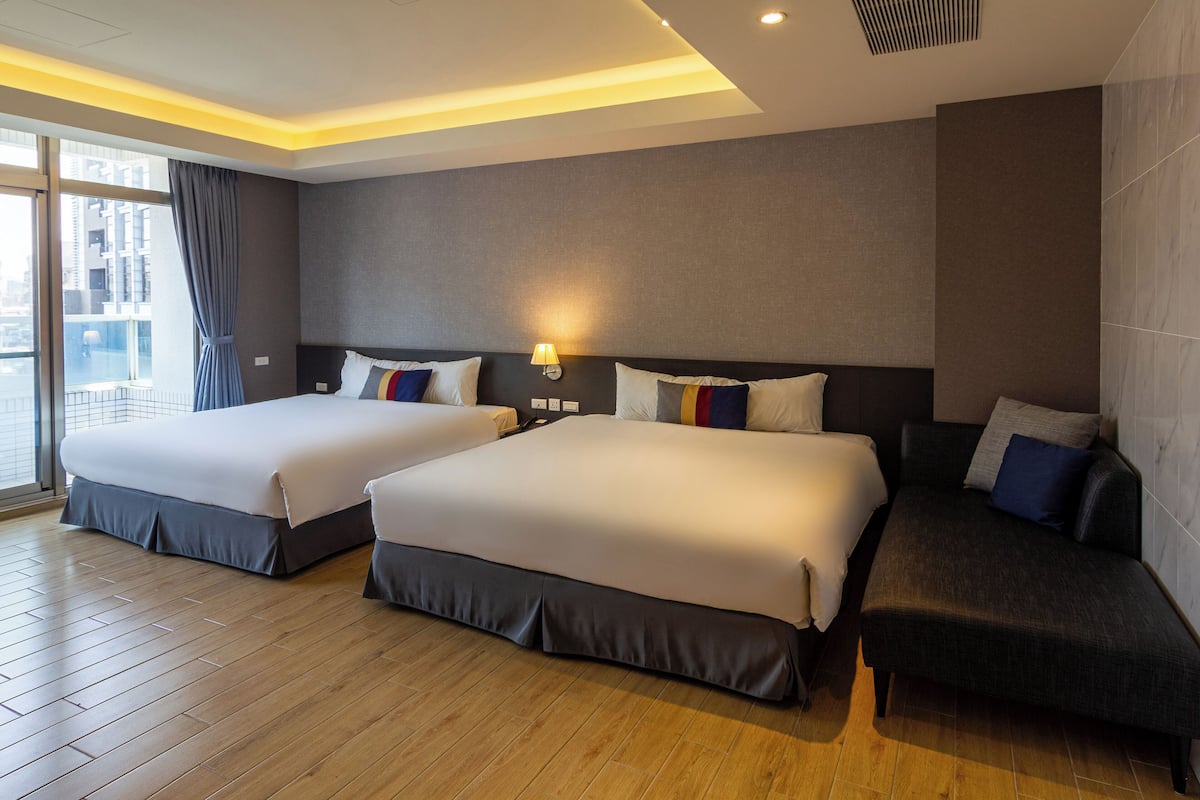 Deluxe vierpersoonskamer, 2 queensize bedden | 1 slaapkamer, een kluis op de kamer, een bureau, gratis wifi