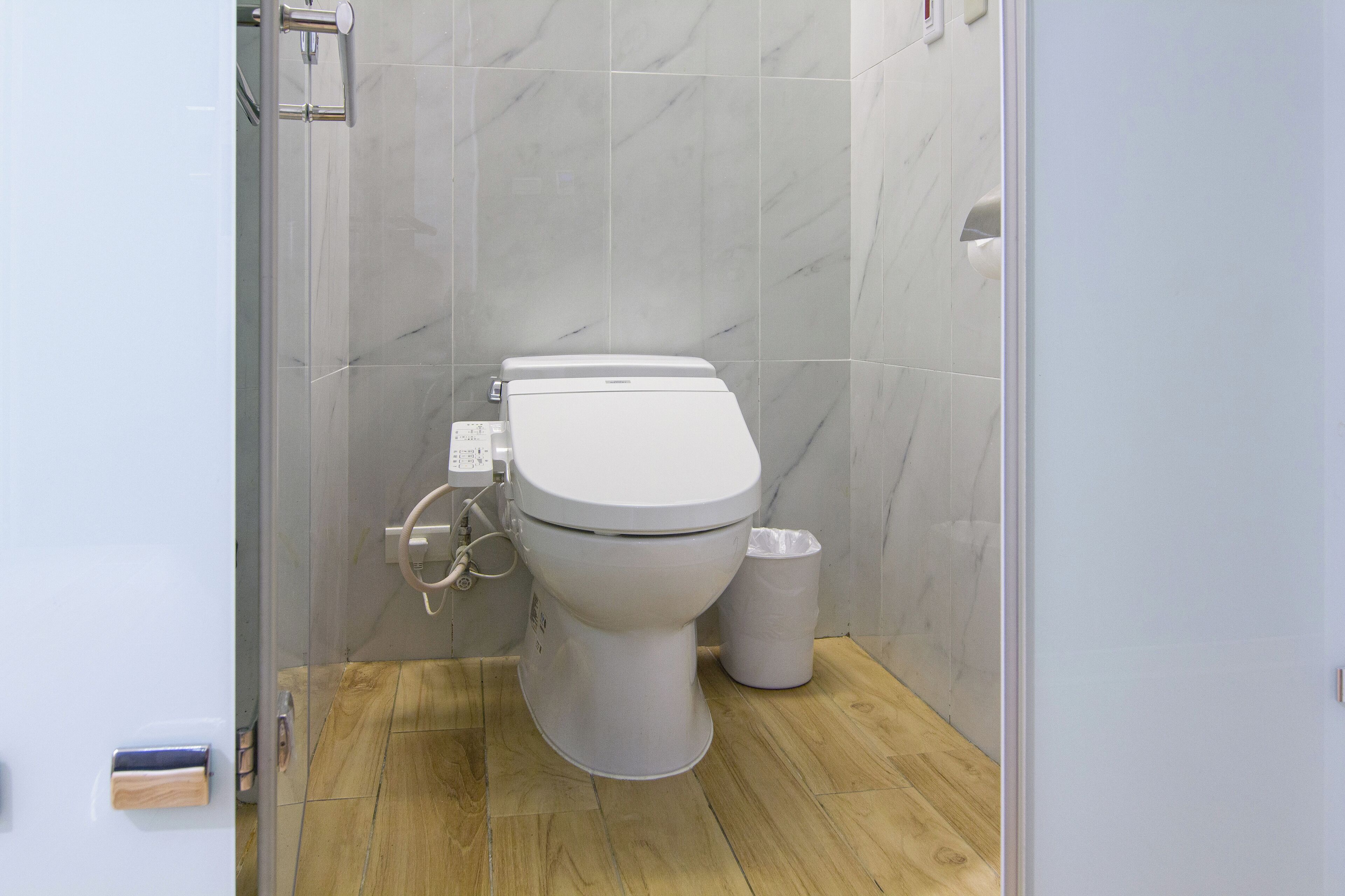 standard quadruple room | bathroom | hair dryer, towels, shampoo, toilet paper