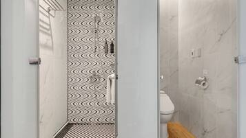 Classic Quadruple Room | Bathroom | Hair dryer, towels, shampoo, toilet paper