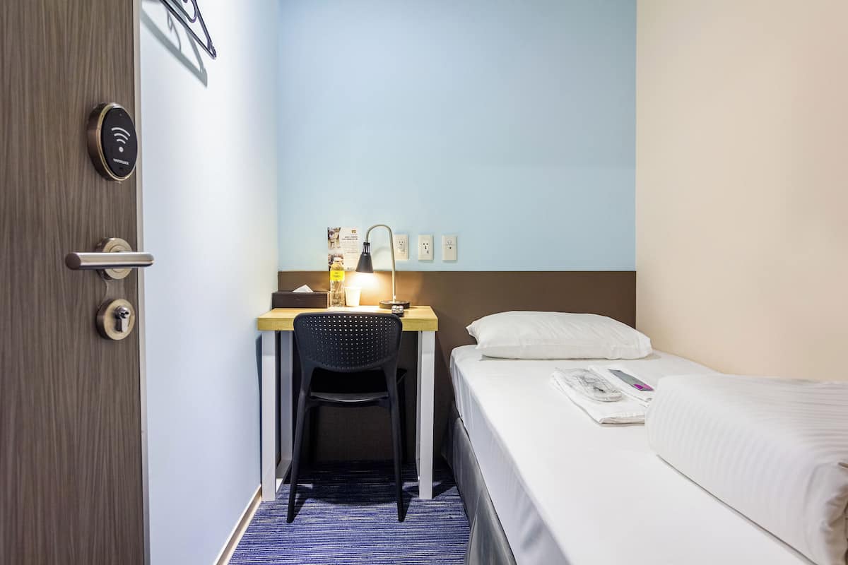 Standaard eenpersoonskamer, geen ramen (Backpacker Room) | 1 slaapkamer, een kluis op de kamer, een bureau, gratis wifi