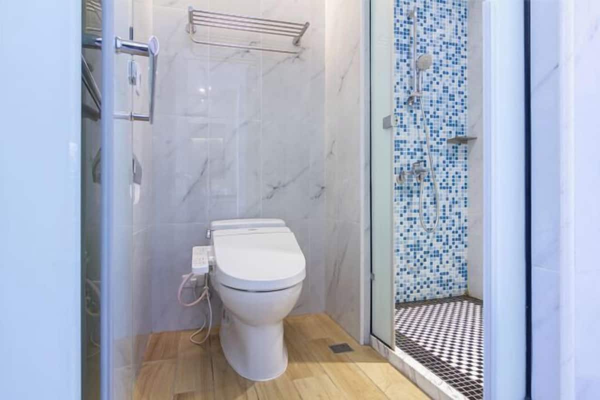 Banheiro | Secador de cabelo, toalhas de banho, shampoo, papel higiênico