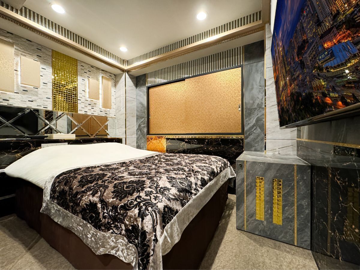 Desk, soundproofing, free WiFi, bed sheets