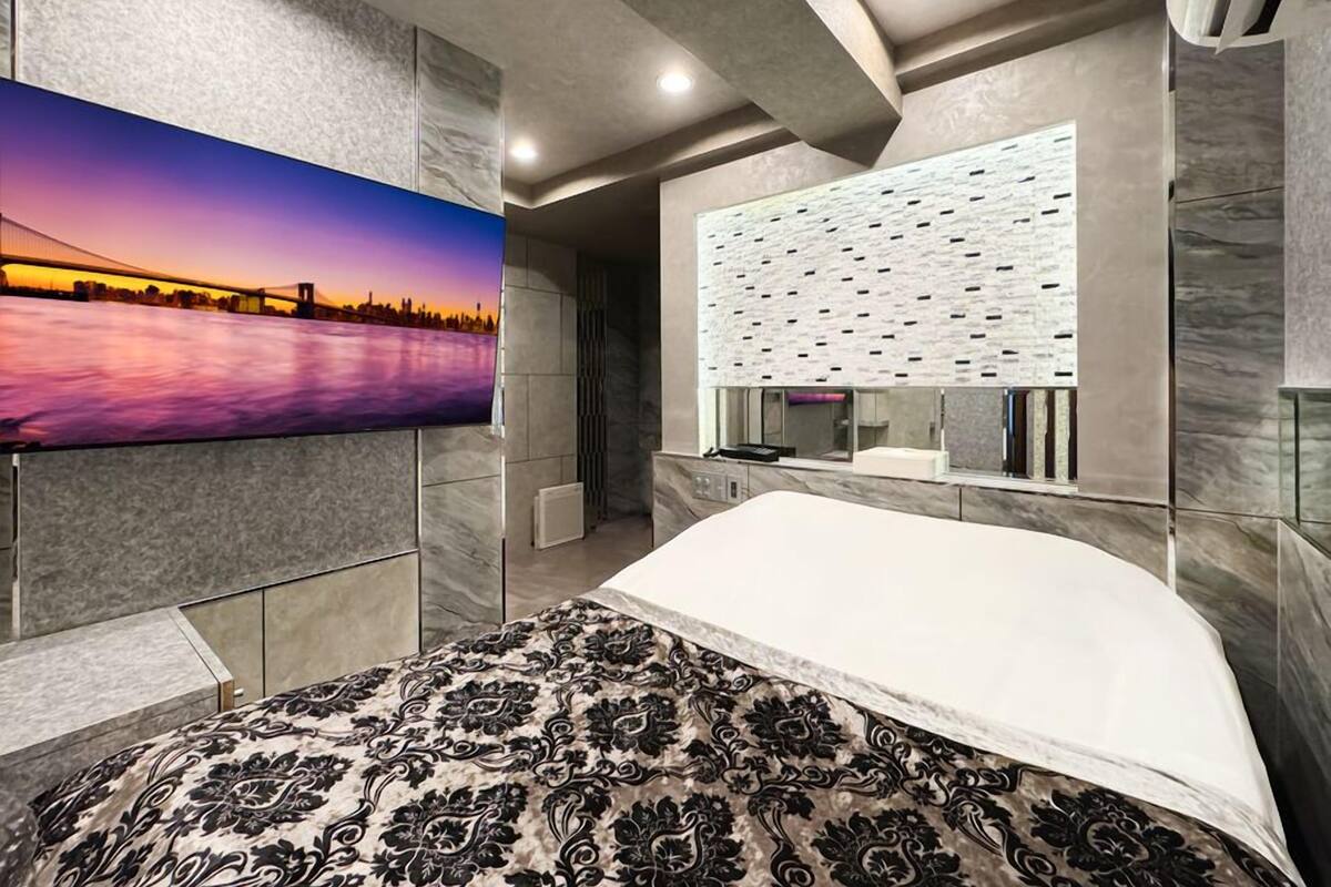 WiFi (free), bed sheets