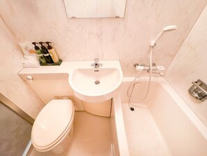Ensemble baignoire-douche, articles de toilette (gratuits)