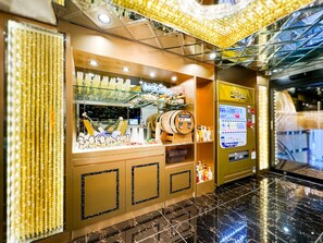 A vending machine and a display case with snacks and beverages. - Hotel Rocks (Tokyo)