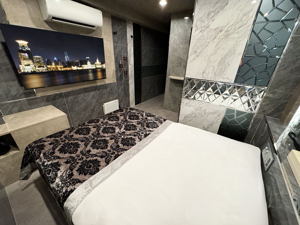 Desk, soundproofing, free WiFi, bed sheets