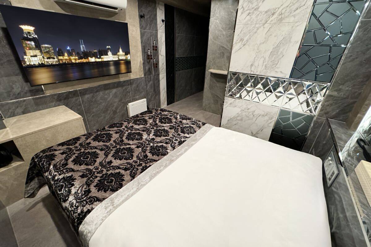 WiFi (free), bed sheets