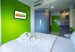 In-room safe, desk, soundproofing, free WiFi - Singaraja Beach Hotel (Buleleng)