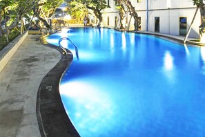 Outdoor pool, pool loungers - Singaraja Beach Hotel (Buleleng)
