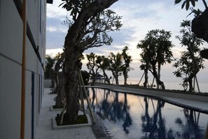 Outdoor pool, pool loungers - Singaraja Beach Hotel (Buleleng)