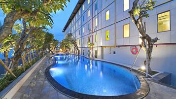 Una piscina al aire libre, tumbonas