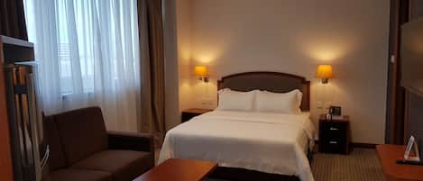 Deluxe Room | Iron/ironing board, free WiFi