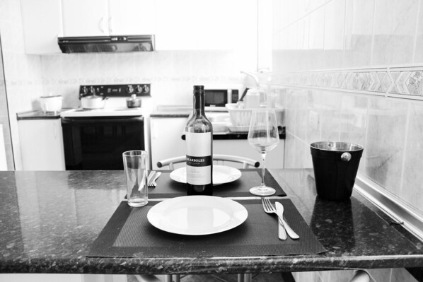 Microondas, cafetera y tetera y utensilios de cocina