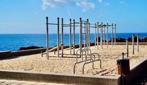 Una playa cerca, sillas reclinables de playa
